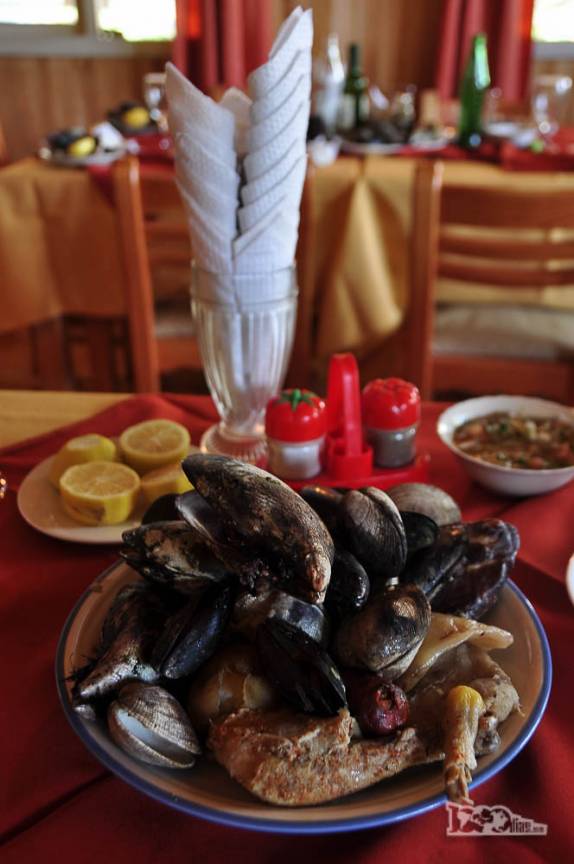 Um legítimo prato de Curanto, uma das especialidades de Chiloé, num restaurante em Quetalmahue, perto de Ancud, no norte da ilha de Chiloé, no sul do Chile